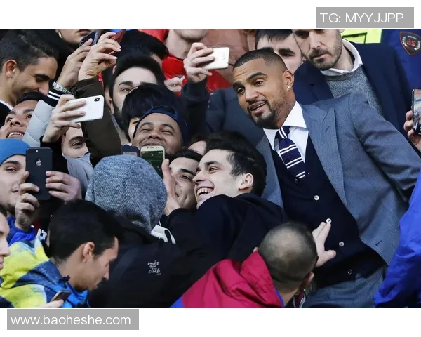 日本足球明星三人组携手亮相世界赛场引领足球风潮助力日本足球崛起