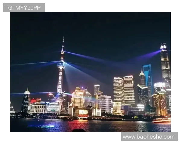 足球巨星凝望璀璨上海夜景感受都市魅力与梦想交汇瞬间
